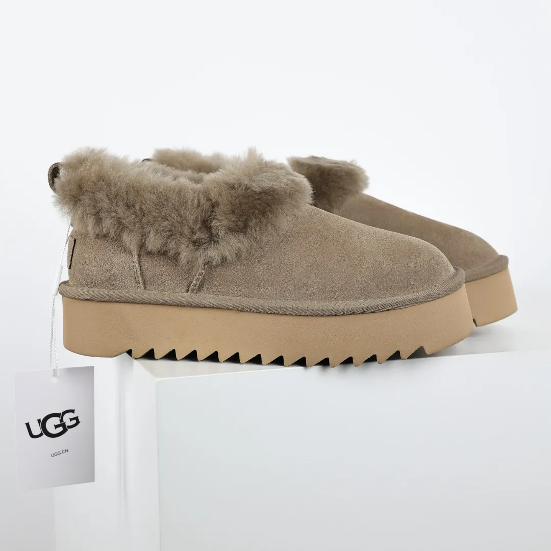 Pick up locally 💰580 Core recommendation Good price It is a very suitable choice for home use. In recent years, uug has launched a series of styles, which are partially geared towards the preferences of young consumers and have also moved to the forefront of fashion trends. Shoe body material: water-repellent coated suede upper, 17 mm UGGPURE™ implantable wool insole, lightweight non-slip and comfortable rubber outsole, with brand LOGO and trademark, with full packaging Size: 35 36 37 38 39 40